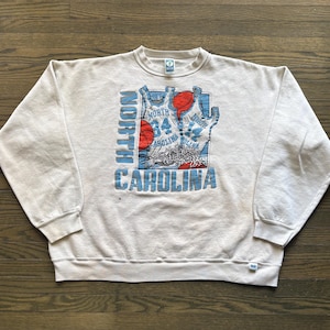 Vintage 1990s Universität von North Carolina Tarheels UNC Basketball Collegiate Varsity Grafik Crewneck Sweatshirt Pullover USA