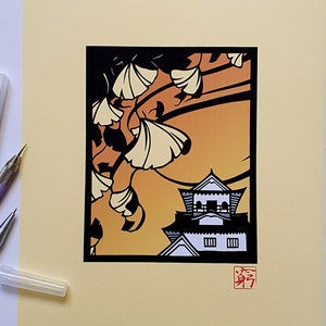 Opera d'arte originale fatta a mano su carta tagliata "Albero di ginkgo vicino al tempio", ritaglio di carta (kiri-e) - realizzata su ordinazione