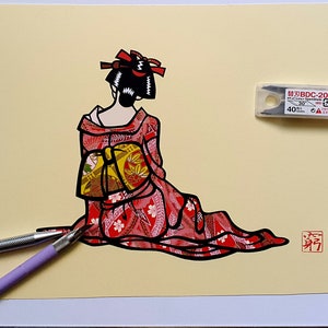Opera d'arte originale fatta a mano su carta tagliata "Donna giapponese a riposo", ritaglio di carta (kiri-e) - realizzata su ordinazione