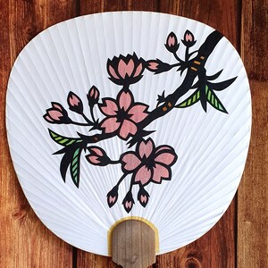 Ventilador original decorado a mano Uchiwa "rama Sakura", corte de papel en un Uchiwa