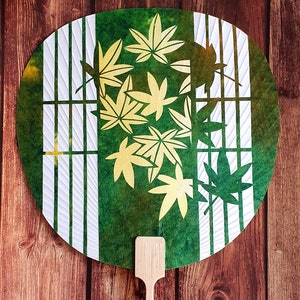 Abanico Uchiwa original decorado a mano “Rama Momiji frente a la ventana”, corte de papel sobre un Uchiwa