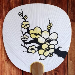 Ventaglio Uchiwa originale decorato a mano "Fiori di Ume", ritaglio di carta su un Uchiwa