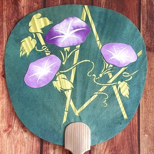 Original decorado a mano Uchiwa Fan "Flores de Asagao", corte de papel en un Uchiwa