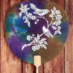 Abanico Uchiwa original decorado a mano “Pájaros en una rama”, corte de papel sobre un Uchiwa, hecho a pedido