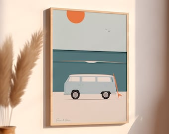 Puede incluir: Un estampado enmarcado que representa una furgoneta azul claro en una playa con una tabla de surf. La obra de arte incluye un sol naranja estilizado, el océano y dos pájaros. El estampado está en un marco de madera.