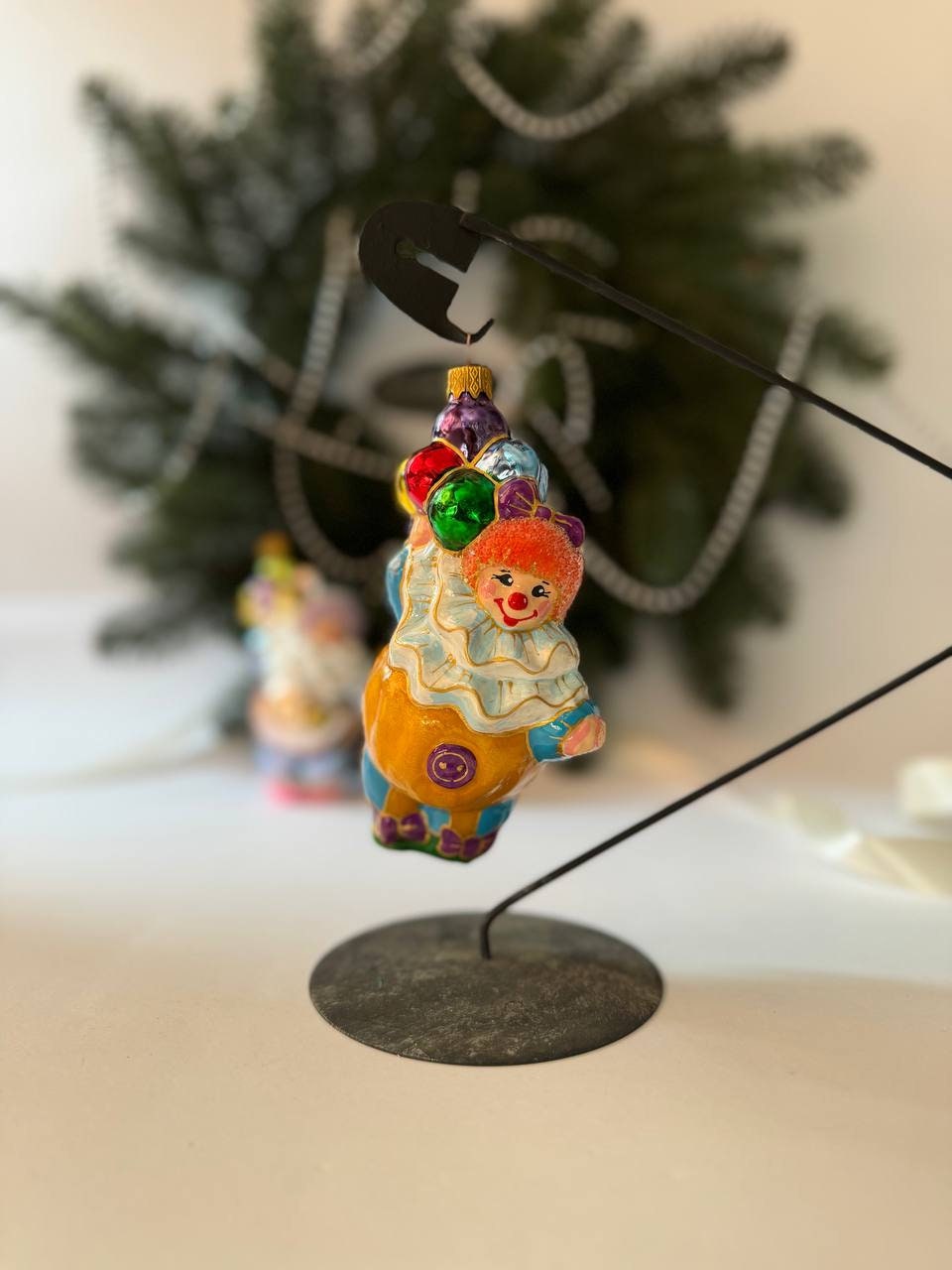 風船を持ったピエロのクリスマスガラスオーナメント、クリスマスツリー