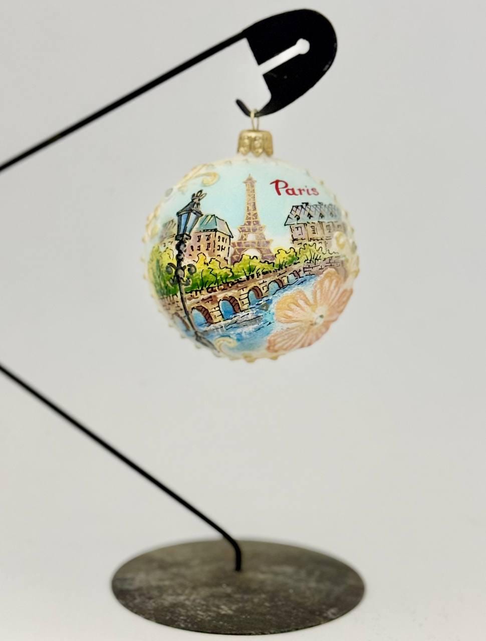 BRUBAKER Eiffeltoren - Handbeschilderde Glazen Kerstbal - Wit, Goud en Blauw - Mondgeblazen Kerstbal - Figuur Grappige Decoratie BRUBAKER Eiffeltoren - Handbeschilderde Glazen Kerstbal - Wit, Goud en Blauw - Mondgeblazen Kerstbal - Figuur Grappige Decoratie