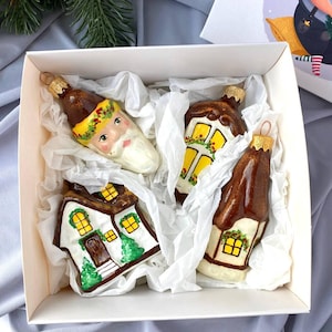 Set di 4 decorazioni natalizie in vetro, decorazioni dipinte a mano a forma di casetta, decorazioni sospese in vetro a forma di luna, regalo di Natale