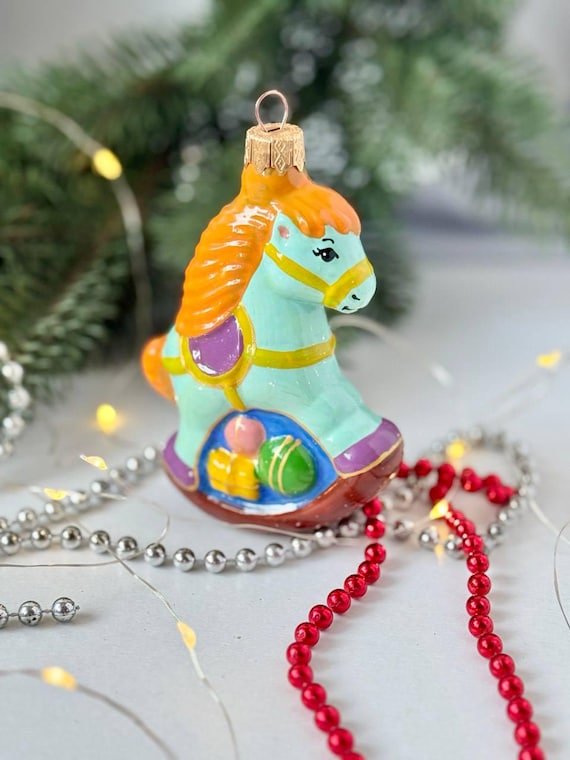 ロッキングホース型クリスマス装飾 ガラス製ロッキングホースオーナメント、ヴィンテージスタイルの