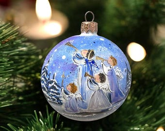 Kerstornament engel, blauwe glazen kerstbal met koorscène, decoratie kerstboom