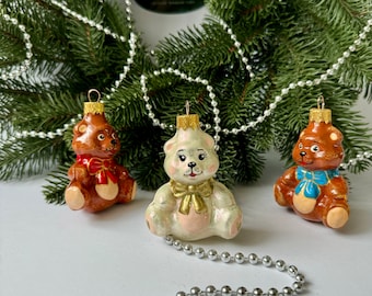 Orsacchiotto con fiocco ornamento natalizio in vetro, orsetto dipinto a mano decorazione da appendere all'albero di Natale, soffiato a mano
