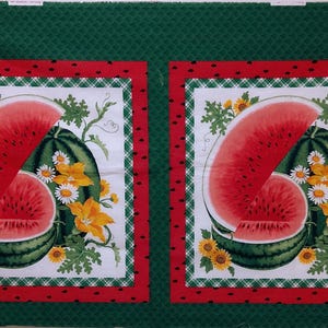 Puede incluir: Dos paneles de tela blanca con bordes rojos y verdes. Cada panel presenta una rodaja de sandía con piel verde y pulpa roja, rodeada de flores amarillas y hojas verdes.