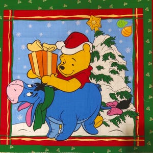 Pannello in tessuto WINNIE-THE-POOH NATALE 45"X35" Scene natalizie dai colori vivaci, 2, con decorazioni di Winnie-the-Pooh, Eyore, Tigro, Pimpi