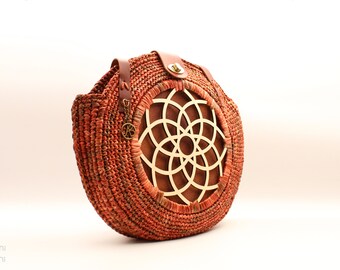 Rund virkad väska i raffia, trädetaljer, sommarväska