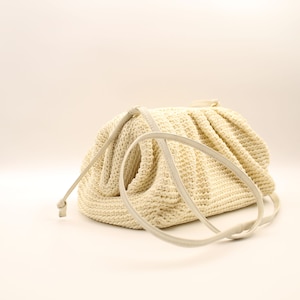 Handgemachte gehäkelte Clutch aus weißer Wolke mit Dumpling - Sommermode mit Luxusstil