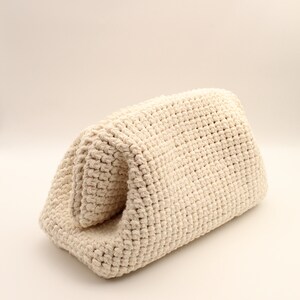 Pu&ograve; includere: Una borsa in crochet color crema con un design pieghevole unico. La borsa &egrave; realizzata con un filato morbido e testurizzato e ha uno stile semplice e minimalista.
