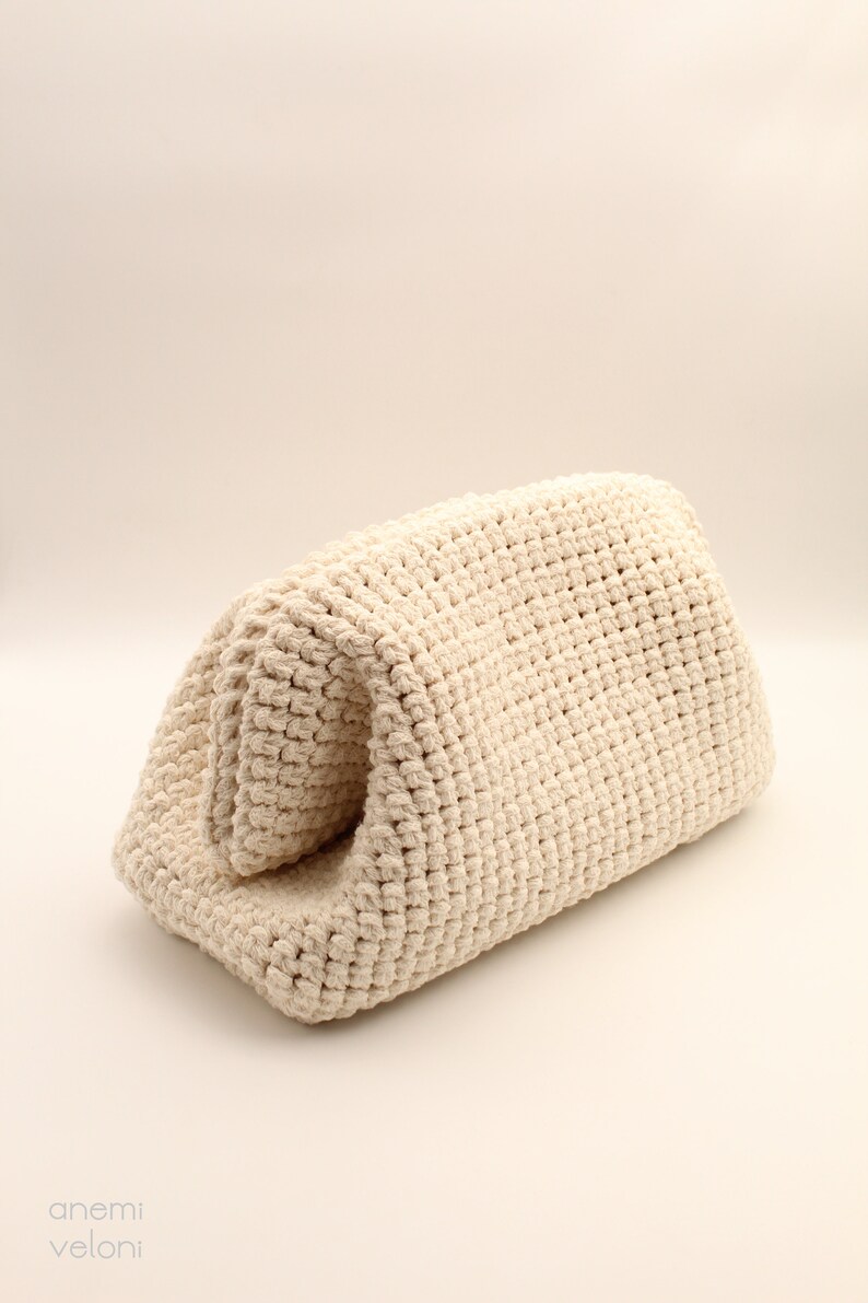 Pu&ograve; includere: Una borsa in crochet color crema con un design pieghevole unico. La borsa &egrave; realizzata con un filato morbido e testurizzato e ha uno stile semplice e minimalista.