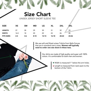 Pu&ograve; includere: Tabella delle taglie per t-shirt unisex a maniche corte in jersey. La tabella mostra le taglie dalla XS alla 3XL con le corrispondenti misure di lunghezza e larghezza in pollici. La tabella include anche una nota che indica che le donne in genere devono ordinare una taglia in meno.