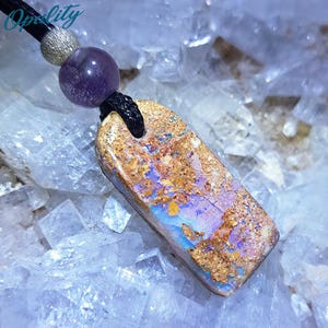 Puede incluir: Un collar con un colgante de amatista púrpura y un colgante rectangular de ópalo con un patrón iridiscente dorado y púrpura.