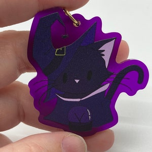 Simpatico portachiavi gatto strega - acrilico colorato su entrambi i lati viola - attaccamento stella ragno cosplay di Halloween rituale magico delle rune familiari di Samhain