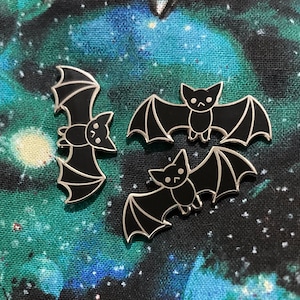 Lindo pequeño murciélago negro- Pequeño pasador de esmalte duro- 1,25&quot; de ancho y .5&quot; de alto Perfecto para Halloween o como relleno de tablero. ¡Regalo espeluznante de temporada festiva!