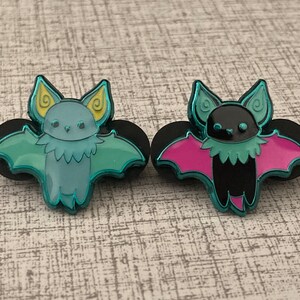 Épingles en émail tempête et chauve-souris de minuit - 2,5 cm, 2 tiges - petites et parfaites pour Halloween, des matériaux de remplissage ou tout autre cadeau néon festif effrayant