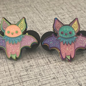 Épingles en émail pastel chauve-souris arc-en-ciel - 2,5 cm (1 po.) - petits et parfaits pour Halloween, des objets de remplissage de tableau ou d'autres cadeaux de fête fantasmagoriques