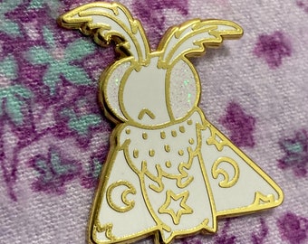 Pin de esmalte duro de polilla lunar blanca: grado A de 1,25" con 2 postes y respaldo de goma. Brillo, alfiler de sombrero de solapa con insecto verde chapado en oro