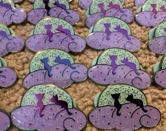 Edición limitada de 100 esmaltes suaves Moon Cat chapados en arcoíris de 1,5" con epoxi y purpurina. Respaldos de goma: 2 postes. Pin de solapa Galaxy Gatito Estrellas