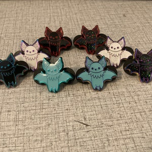 Épingles en émail chauve-souris de couleur simple - 2,5 cm (1 po.) - petites et parfaites pour Halloween, des objets de remplissage de tableau ou d'autres cadeaux de fête fantasmagoriques scintillants mignons