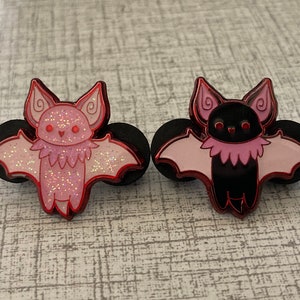 Épingles en émail roses emo chauve-souris - 2,5 cm (1 po.) - petites et parfaites pour Halloween, des objets de remplissage de tableau ou d'autres cadeaux festifs fantasmagoriques