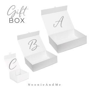 Puede incluir: Tres cajas de regalo blancas con las tapas abiertas, cada caja tiene una letra diferente del alfabeto impresa en el interior de la tapa. Las letras son A, B y C. Las cajas est&aacute;n ordenadas por tama&ntilde;o, de la m&aacute;s grande a la m&aacute;s peque&ntilde;a.