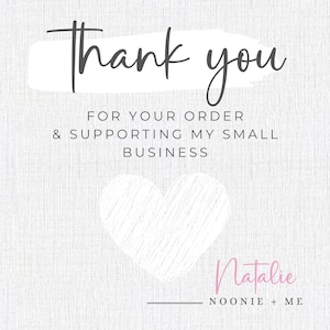 Puede incluir: Gracias por tu pedido y por apoyar mi peque&ntilde;o negocio. Un coraz&oacute;n blanco sobre un fondo texturizado gris. El texto "Natalie NOONIE + ME" est&aacute; en rosa.
