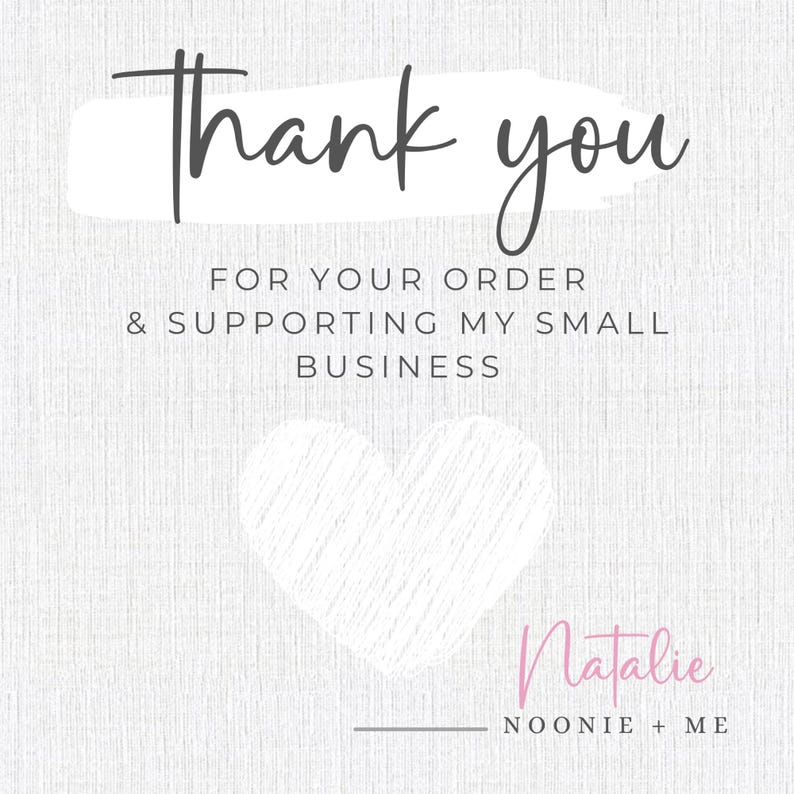 Puede incluir: Gracias por tu pedido y por apoyar mi peque&ntilde;o negocio. Un coraz&oacute;n blanco sobre un fondo texturizado gris. El texto "Natalie NOONIE + ME" est&aacute; en rosa.