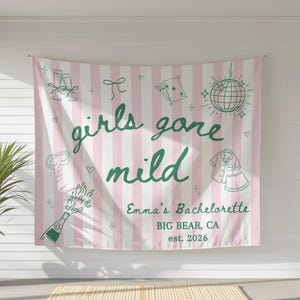 Könnte beinhalten: Ein rosa-weiß gestreifter Banner mit den Worten "girls gone mild" in grüner Schrift. Das Banner zeigt Illustrationen von Champagner, Spielkarten und einer Discokugel. Der Text "Emma's Bachelorette, Big Bear, CA, est. 2026" ist ebenfalls enthalten.