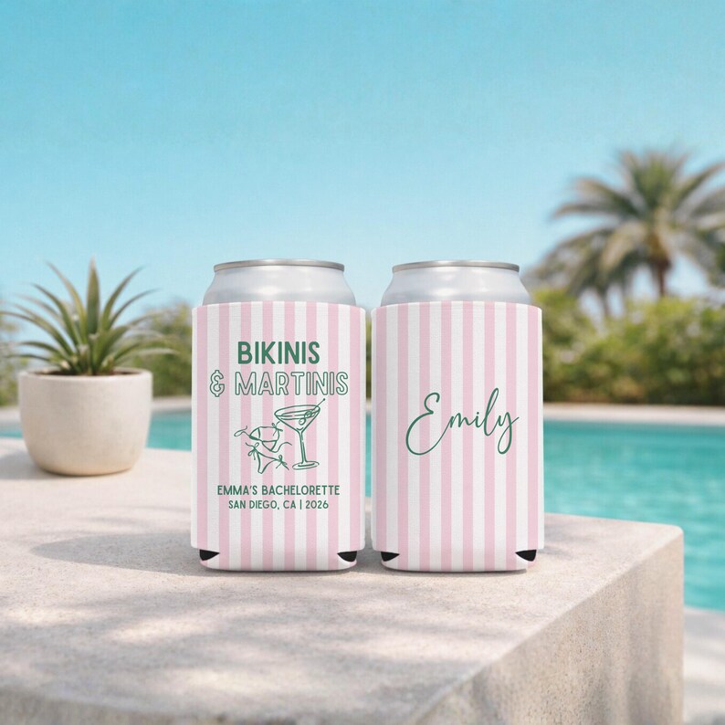 Może przedstawiać: Dwa kubki na puszki w r&oacute;żowo-białe paski. Jeden ma napis "BIKINIS & MARTINIS" z grafiką kieliszka do martini i "EMMA'S BACHELORETTE SAN DIEGO, CA I 2026". Drugi ma imię "Emily" w zielonym skrypcie.