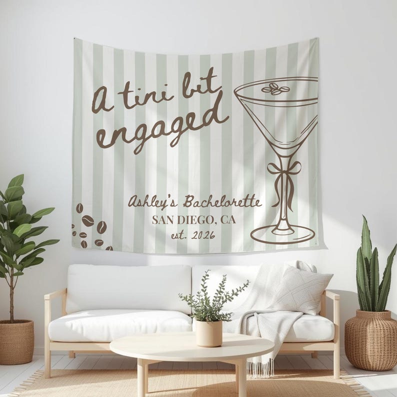 K&ouml;nnte beinhalten: Eine Wandtapete mit hellgr&uuml;nen und wei&szlig;en Streifen. Der Text "A tiny bit engaged" ist in brauner Schrift geschrieben. Eine Martini-Glas-Illustration und der Text "Ashley's Bachelorette, San Diego, CA, est. 2026" sind ebenfalls enthalten.
