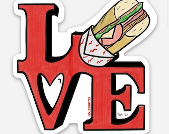 Op de afbeelding: Rode "LOVE"-afbeelding met een wit hart in de "O" en een cartoon-subsandwich in de "E". De sandwich is verpakt in wit papier met rode markeringen. De afbeelding is zwart omlijnd en heeft een rode en witte textuur achtergrond.