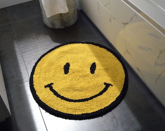 Tappetino da bagno reversibile Happy Face Emoji Decor Pelo alto 100% cotone 70 x 70 cm - Tappeto Smile giallo - Tappeto Statement