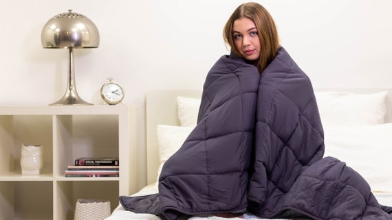 Dormir con una manta pesada puede ayudar a combatir el insomnio y