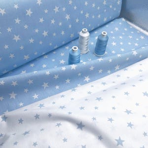Tissu en coton de 240 cm de large avec étoiles. Coton respirant pour la literie. Enfants et chambre de bébé vendus au mètre.