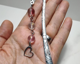 Heart Charm Bookmark – Soft Pink Beaded Metal Bookmark, Gift for Book Lovers