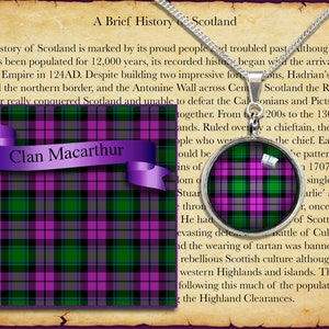 Op de afbeelding: Een zilveren ketting met een ronde hanger met het Clan Macarthur tartan. Het tartan is een traditioneel Schots patroon in groen, paars en zwart.