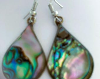Pendientes artesanales en forma de lágrima hechos con concha de abulón.