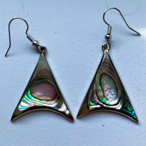 Handcrafted abalone drop earring set in alpaca silver.