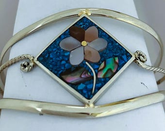 Pulsera de flor de concha rosa con turquesa triturada engastada en plata de alpaca