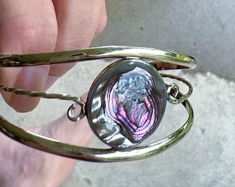 Pulsera tipo brazalete vintage hecha a mano con concha de abulón