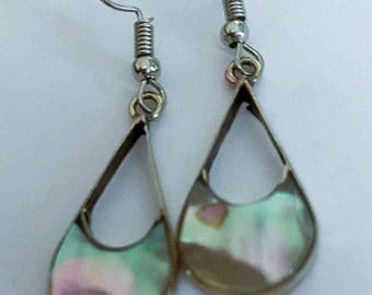 Aro vintage en forma de lágrima con incrustaciones de abulón engastadas en plata de alpaca.