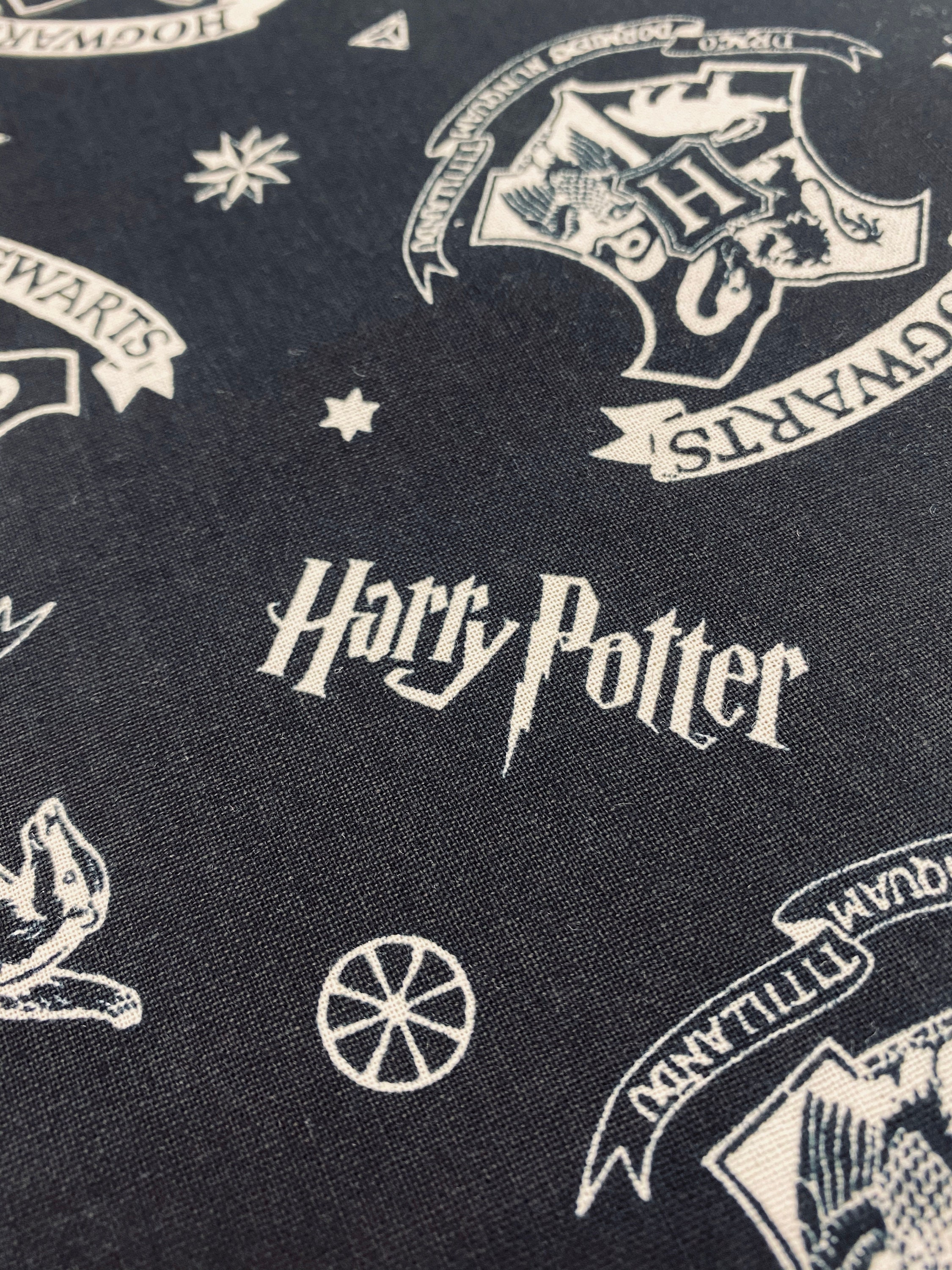 Tissu imprimé griffon d'or Harry Potter vendu au mètre