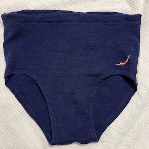 Op de afbeelding: Marineblau ondergoed met hoge taille. Een kleine geborduurde afbeelding van een duiker in rood, wit en geel staat rechtsonder. Het ondergoed is gemaakt van een zachte, getextureerde stof.